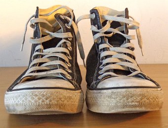 wwwh04wellwornblackhi6  Front view of the well worn high tops.