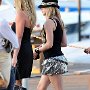 Celebrities Wearing Black Chucks  Avril Lavigne walking in her black oxford chucks.