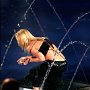 Celebrities Wearing Black Chucks  Kelly Clarkson performing in black low top chucks.