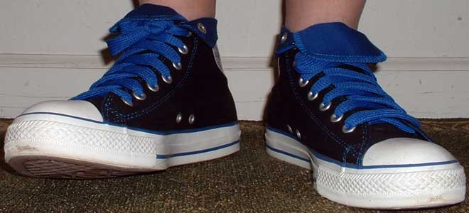 black converse with blue laces