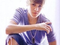 Justin Bieber  Justin Bieber wearing red clay low cut chucks.