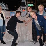 R5  R5 with an ice sculpture.
